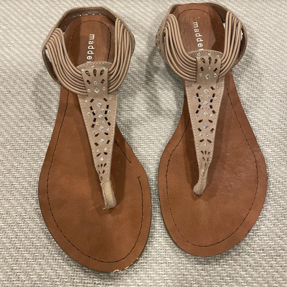 ✨MADDEN GIRL Cream/Light Beige Colored Sandals With Subtle Details Size 8 1/2